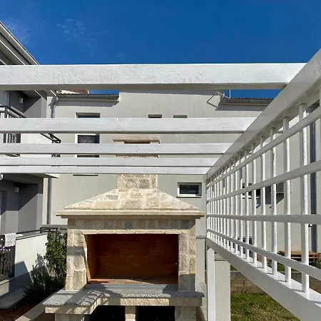 Tinel Apartment *